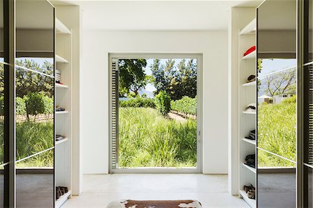 Mirrored closets framing window with view of vineyards Photographie de stock - Premium Libres de Droits, Code: 6113-07542742