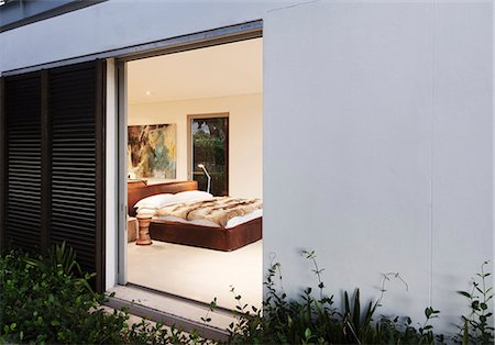 simsearch:693-03316214,k - Sliding door open to modern bedroom Fotografie stock - Premium Royalty-Free, Codice: 6113-07542762