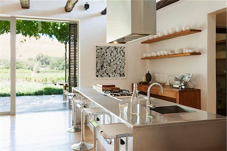 Modern kitchen overlooking patio and vineyard Stock Photo - Premium Royalty-Free, Code: 6113-07542767