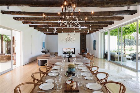 simsearch:6113-07589567,k - Chandelier over dining table in luxury house Photographie de stock - Premium Libres de Droits, Code: 6113-07542765