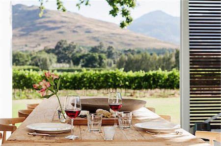 simsearch:6113-09241347,k - Dining table and chairs on luxury patio overlooking vineyard Photographie de stock - Premium Libres de Droits, Code: 6113-07542771