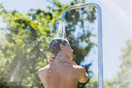 showering outside - Woman showering outdoors Foto de stock - Sin royalties Premium, Código: 6113-07542710