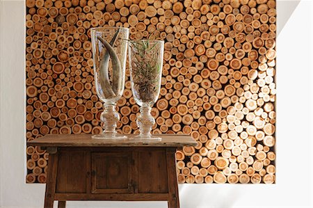 Vases and wooden logs in modern house Stockbilder - Premium RF Lizenzfrei, Bildnummer: 6113-07542728