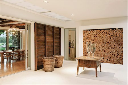 simsearch:6113-06898809,k - Wood accents in luxury foyer Foto de stock - Sin royalties Premium, Código: 6113-07542732