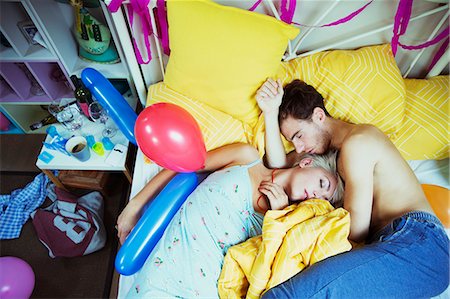 simsearch:6113-08171391,k - Couple sleeping in bed after party Foto de stock - Royalty Free Premium, Número: 6113-07542972