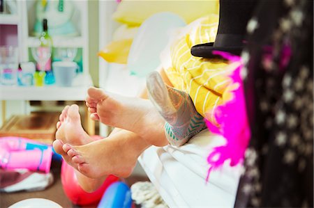 sticking out - Couple's feet sticking out from bed covers Foto de stock - Sin royalties Premium, Código: 6113-07542989