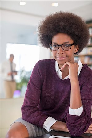 Businesswoman smiling in living room Foto de stock - Sin royalties Premium, Código: 6113-07542903