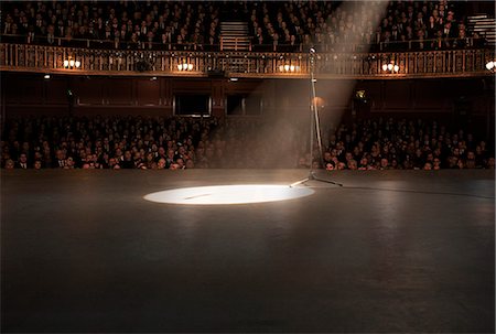 simsearch:6113-07159359,k - Spotlight shining on stage in theater Foto de stock - Sin royalties Premium, Código: 6113-07542919