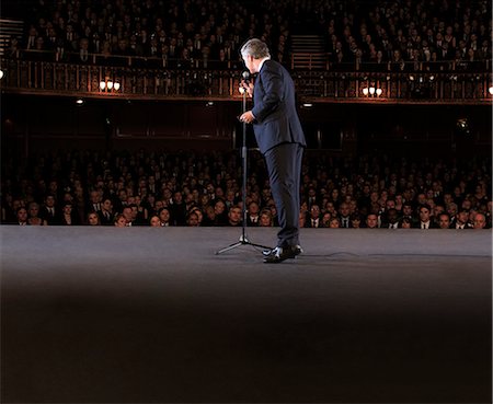 speaker and audience - Performer on stage in theater Photographie de stock - Premium Libres de Droits, Code: 6113-07542921