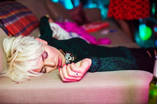 Woman sleeping on sofa at party Photographie de stock - Premium Libres de Droits, Le code de l’image : 6113-07543070