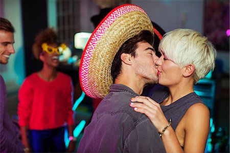 sombreiro - Couple kissing at party Foto de stock - Royalty Free Premium, Número: 6113-07543080
