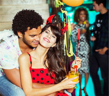 Man hugging girlfriend at party Photographie de stock - Premium Libres de Droits, Code: 6113-07543027