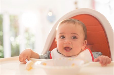 simsearch:6113-07543149,k - Baby boy eating in high chair Stockbilder - Premium RF Lizenzfrei, Bildnummer: 6113-07543159