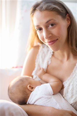 Mother breast-feeding baby boy Photographie de stock - Premium Libres de Droits, Code: 6113-07543170