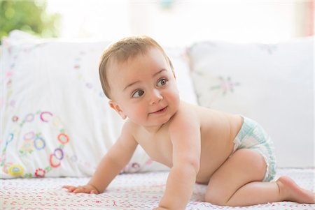 regarder en arrière - Baby boy crawling on sofa Photographie de stock - Premium Libres de Droits, Code: 6113-07543174