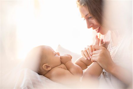 Mother playing with baby boy Foto de stock - Sin royalties Premium, Código: 6113-07543197