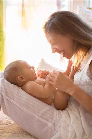 Mother playing with baby boy Foto de stock - Sin royalties Premium, Código: 6113-07543199