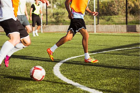 patear - Soccer players training on field Foto de stock - Sin royalties Premium, Código: 6113-07543114