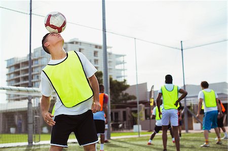 Soccer player training on field Photographie de stock - Premium Libres de Droits, Code: 6113-07543123