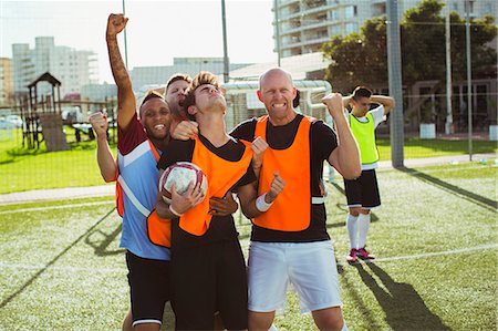 Soccer players cheering on field Photographie de stock - Premium Libres de Droits, Code: 6113-07543125