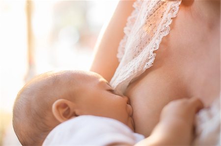 Mother breast-feeding baby boy Photographie de stock - Premium Libres de Droits, Code: 6113-07543133