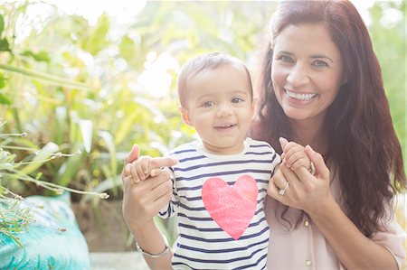 Mother holding daughter outdoors Photographie de stock - Premium Libres de Droits, Code: 6113-07543131