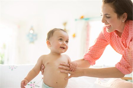 Mother helping baby boy walk Stockbilder - Premium RF Lizenzfrei, Bildnummer: 6113-07543138