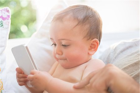 Baby boy playing with cell phone Stockbilder - Premium RF Lizenzfrei, Bildnummer: 6113-07543260