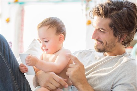 soziales netzwerk - Father and baby boy playing with cell phone Stockbilder - Premium RF Lizenzfrei, Bildnummer: 6113-07543262