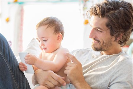 Father and baby boy playing with cell phone Photographie de stock - Premium Libres de Droits, Code: 6113-07543262