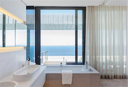 simsearch:6113-07542746,k - Modern bathroom overlooking ocean Stock Photo - Premium Royalty-Free, Code: 6113-07543298