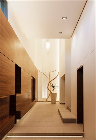 Wood paneling in modern corridor Foto de stock - Sin royalties Premium, Código: 6113-07543299