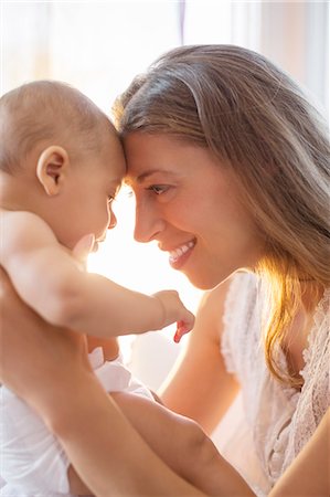 simsearch:6119-07845671,k - Mother touching foreheads with baby boy Fotografie stock - Premium Royalty-Free, Codice: 6113-07543203