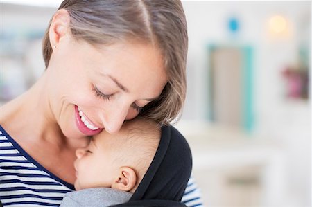 Mother holding sleeping baby boy Photographie de stock - Premium Libres de Droits, Code: 6113-07543209