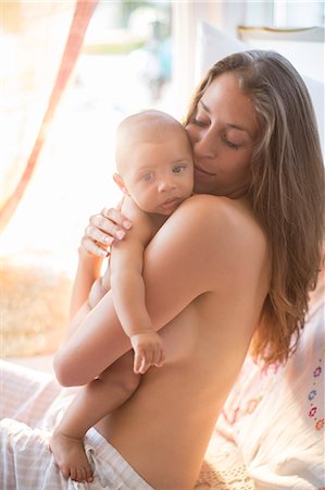 Bare chested mother holding baby boy Foto de stock - Sin royalties Premium, Código: 6113-07543216