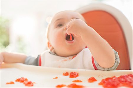 simsearch:6113-07543149,k - Baby boy eating in high chair Stockbilder - Premium RF Lizenzfrei, Bildnummer: 6113-07543235