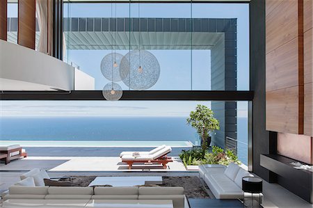 simsearch:6113-07543355,k - Modern house overlooking ocean Photographie de stock - Premium Libres de Droits, Code: 6113-07543344