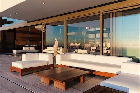patio sofa - Sofas and table on modern balcony Foto de stock - Sin royalties Premium, Código: 6113-07543349