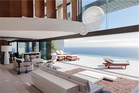 patio - Living room in modern house overlooking ocean Photographie de stock - Premium Libres de Droits, Code: 6113-07543370