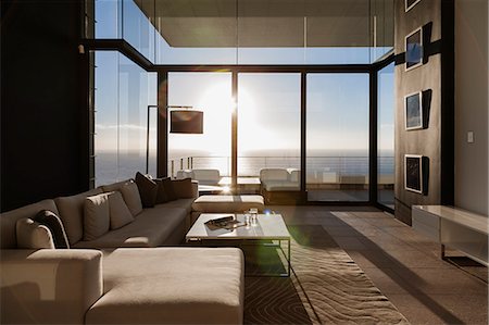 salón - Modern living room overlooking ocean Foto de stock - Sin royalties Premium, Código: 6113-07543380