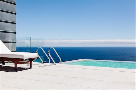 simsearch:6113-07147544,k - Infinity pool overlooking ocean Photographie de stock - Premium Libres de Droits, Code: 6113-07543391