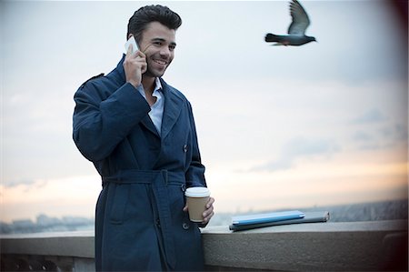 Businessman on cell phone outdoors Foto de stock - Sin royalties Premium, Código: 6113-07543396