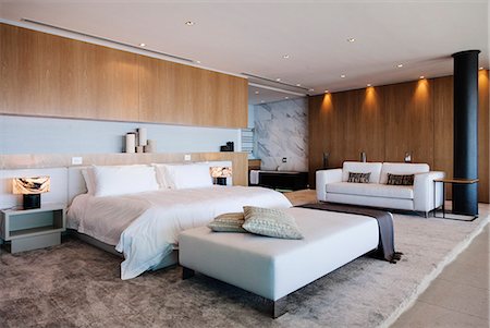 Bed and sofa in modern bedroom Stockbilder - Premium RF Lizenzfrei, Bildnummer: 6113-07543314