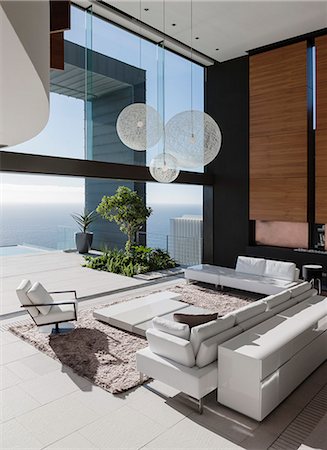 salón - Modern living room overlooking ocean Foto de stock - Sin royalties Premium, Código: 6113-07543326