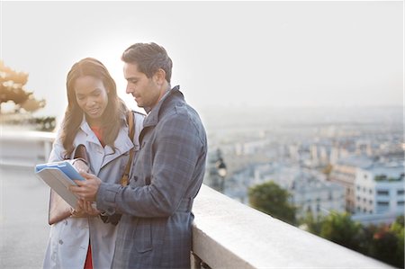 Business people talking at ledge overlooking Paris, France Photographie de stock - Premium Libres de Droits, Code: 6113-07543482