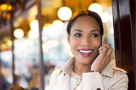 simsearch:6113-07961645,k - Businesswoman talking on cell phone at sidewalk cafe Fotografie stock - Premium Royalty-Free, Codice: 6113-07543439