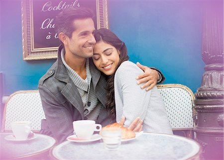 Couple hugging at sidewalk cafe, Paris, France Stockbilder - Premium RF Lizenzfrei, Bildnummer: 6113-07543549