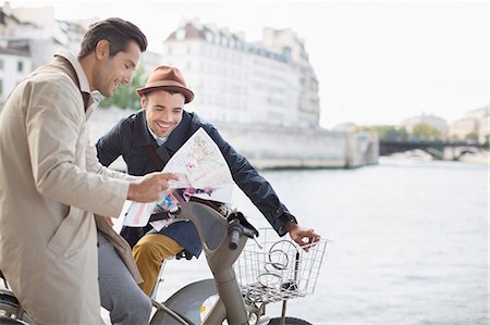 Men looking at map along Seine River, Paris, France Foto de stock - Sin royalties Premium, Código: 6113-07543570