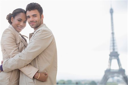 Couple hugging in front of Eiffel Tower, Paris, France Photographie de stock - Premium Libres de Droits, Code: 6113-07543578