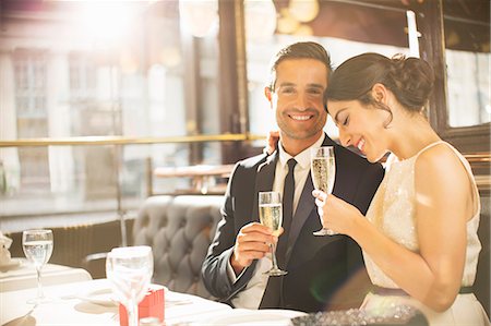 eye contact - Well-dressed couple drinking champagne in restaurant Stock Photo - Premium Royalty-Free, Code: 6113-07543589